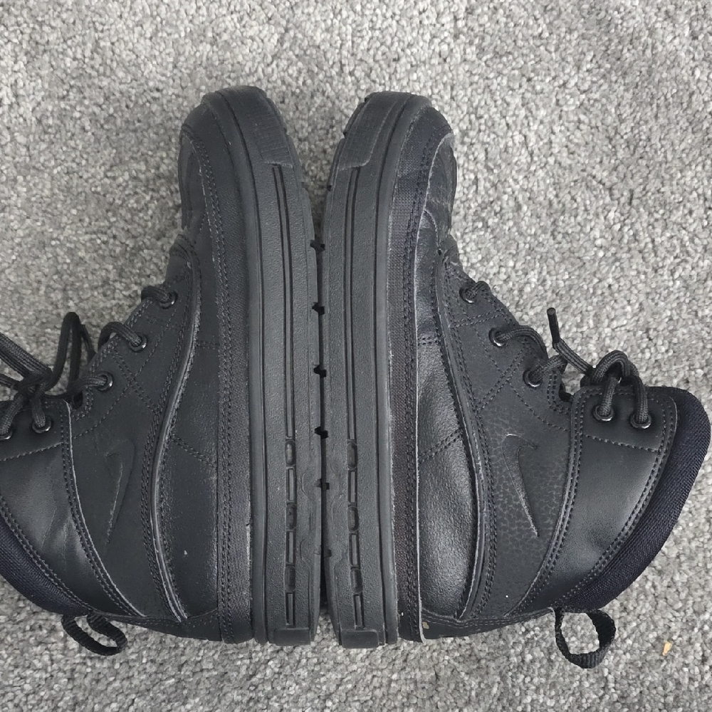 Nike Kids Black ACG Boots - Picture 4 of 7